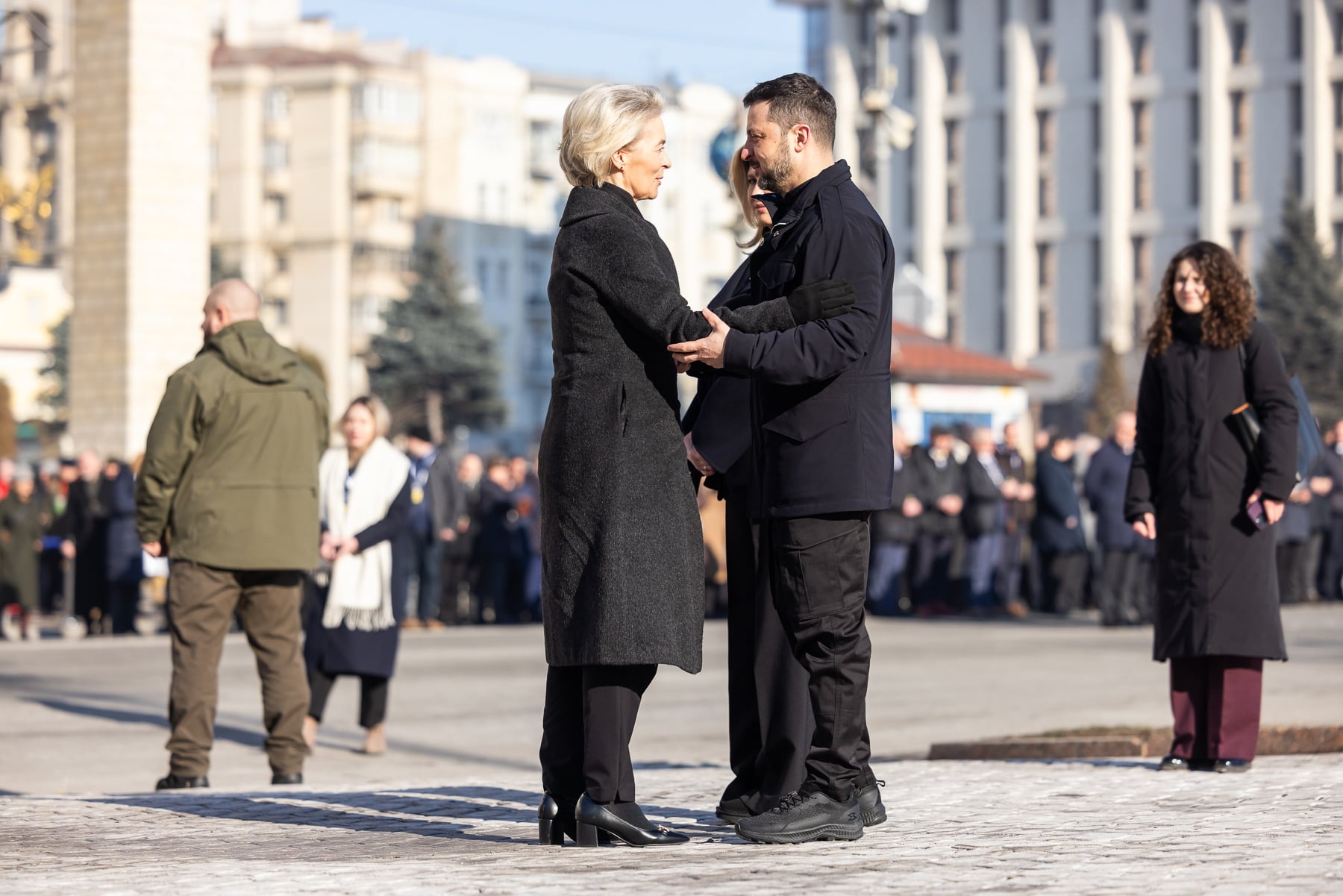 La presidenta de la Comisión Europea, Ursula von der Leyen, saluda al presidente de Ucrania, Volodimir Zelenski, en Kiev.