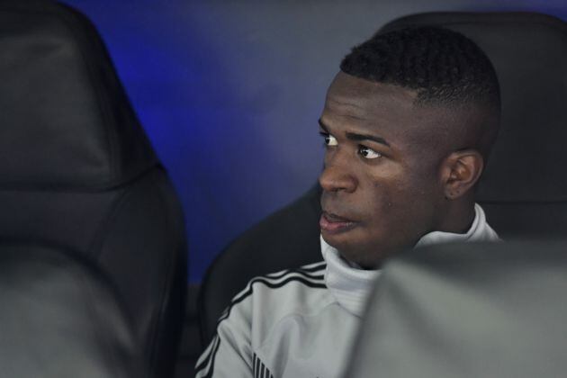 Vinícius, en el banquillo del Real Madrid en el partido ante el Viktoria Plzen.