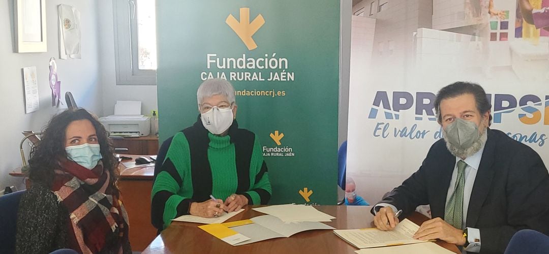 Firma del convenio suscrito entre APROMPSI y Fundación Caja Rural de Jaén.