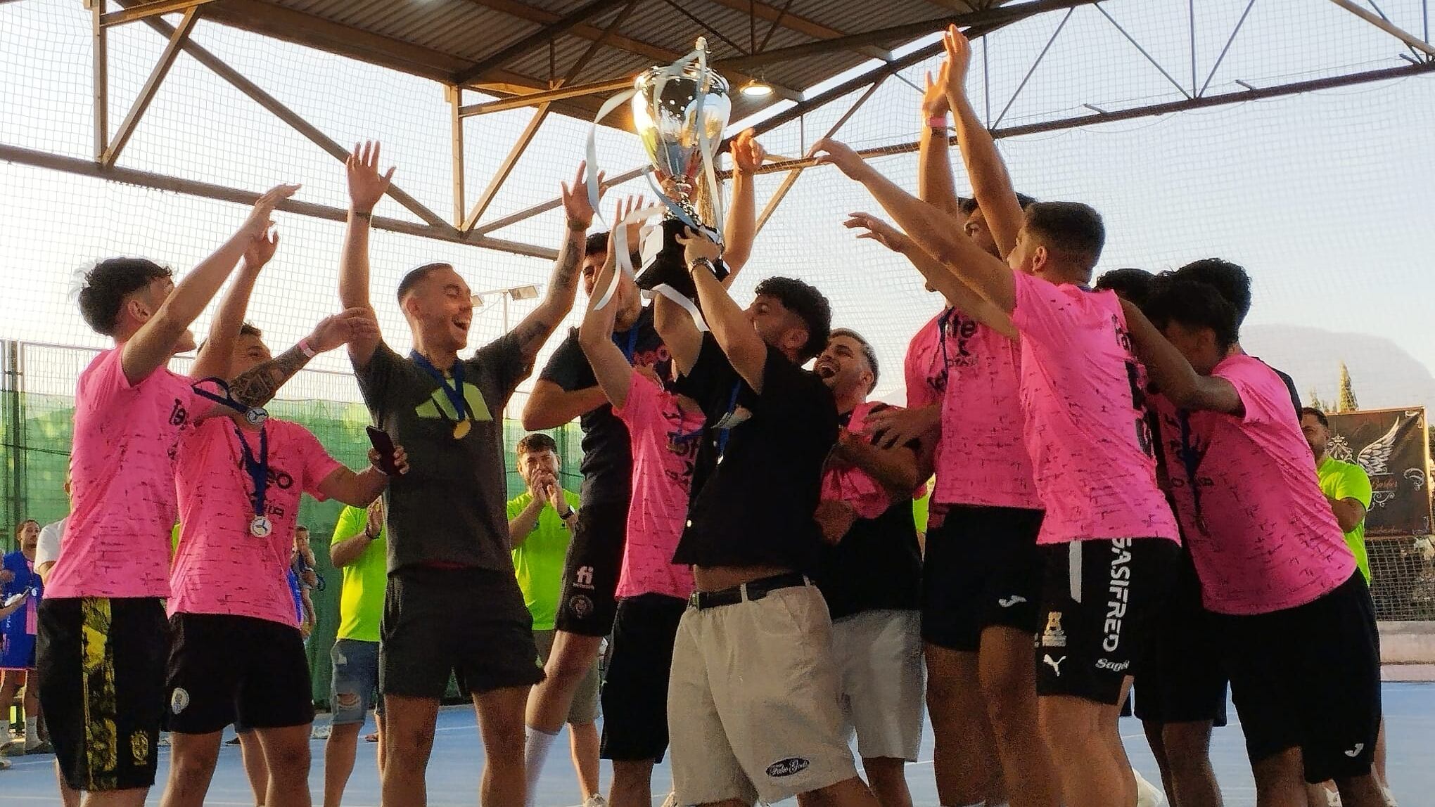 Teteo x Omnía levantando el trofeo de campeón absoluto de las 24 Horas de Fútbol Sala