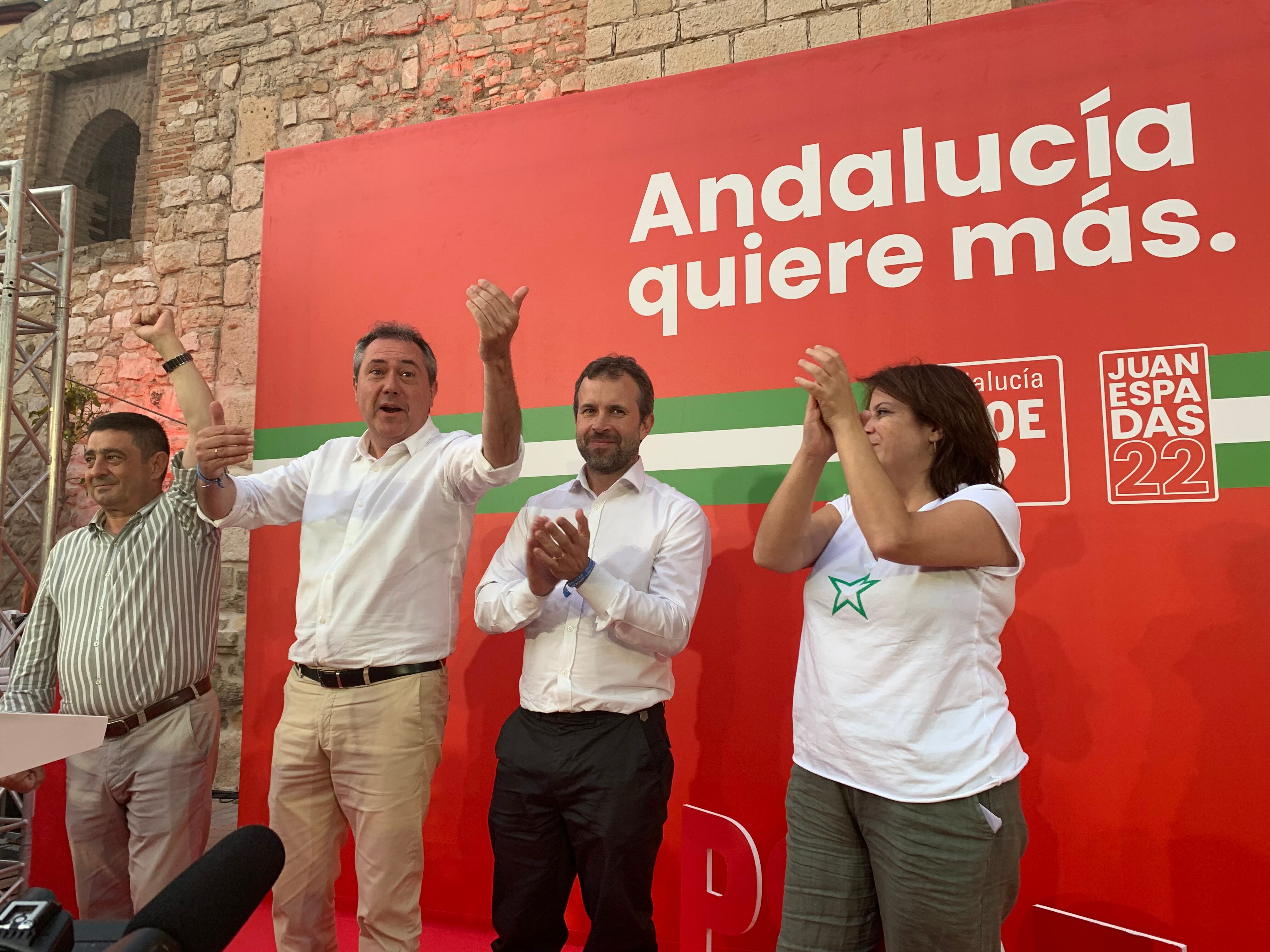 De izquierda a derecha, el secretario del PSOE provincial, Francisco Reyes; el candidato socialista a la Junta, Juan Espadas; el secretario local, Julio Millán, y la vicesecretaria general, Adriana Lastra.