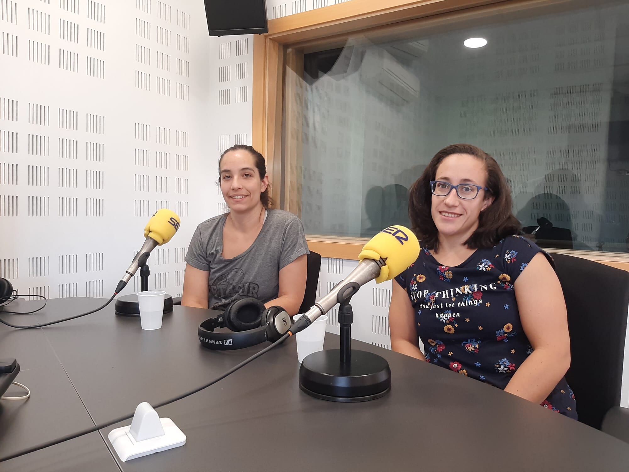 La entrenadora del Balonmano Getasur, Rebeca Castilla, y una de las jugadoras, Elena Navarro