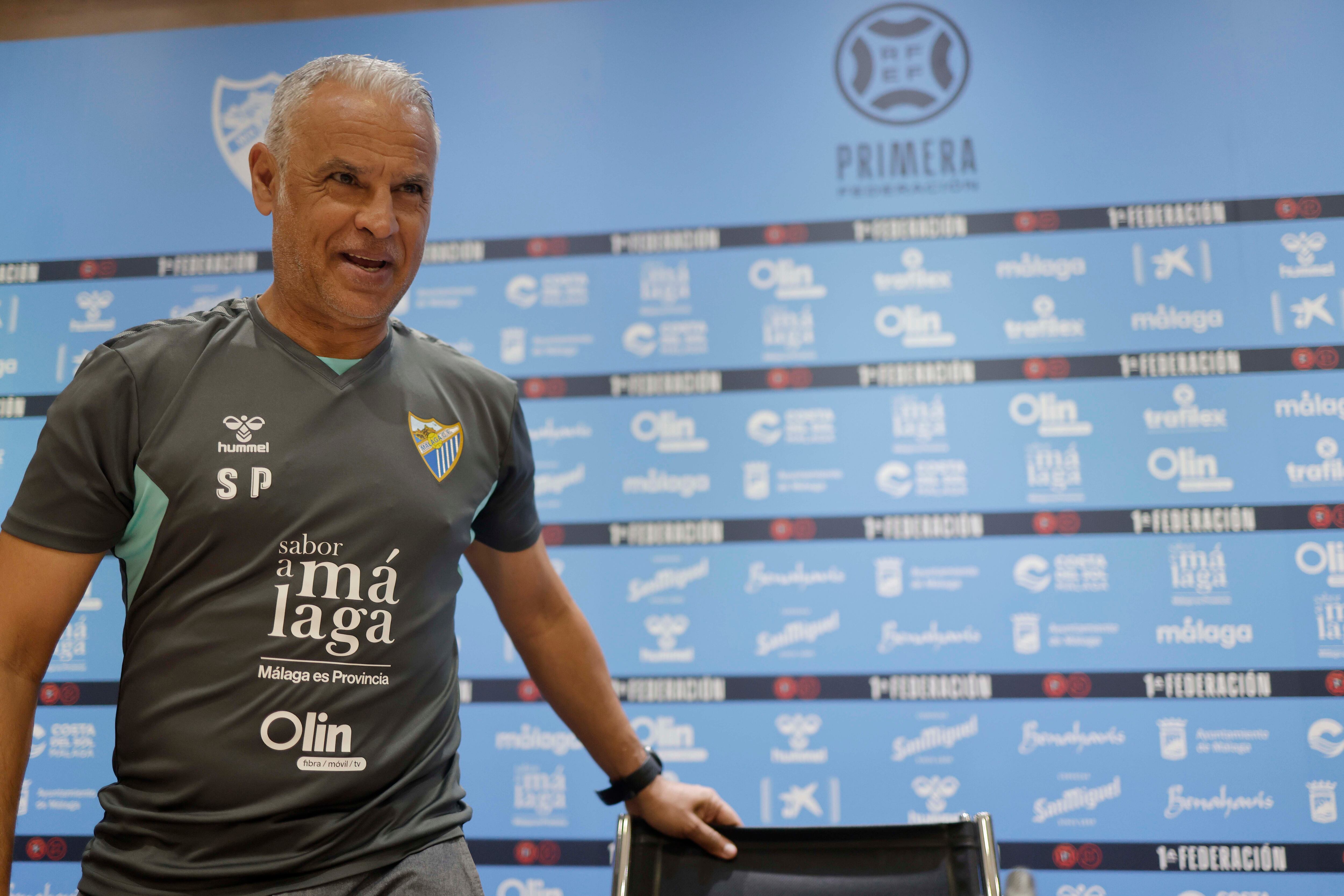 Sergio Pellicer, llegando a la sala de prensa de La Rosaleda