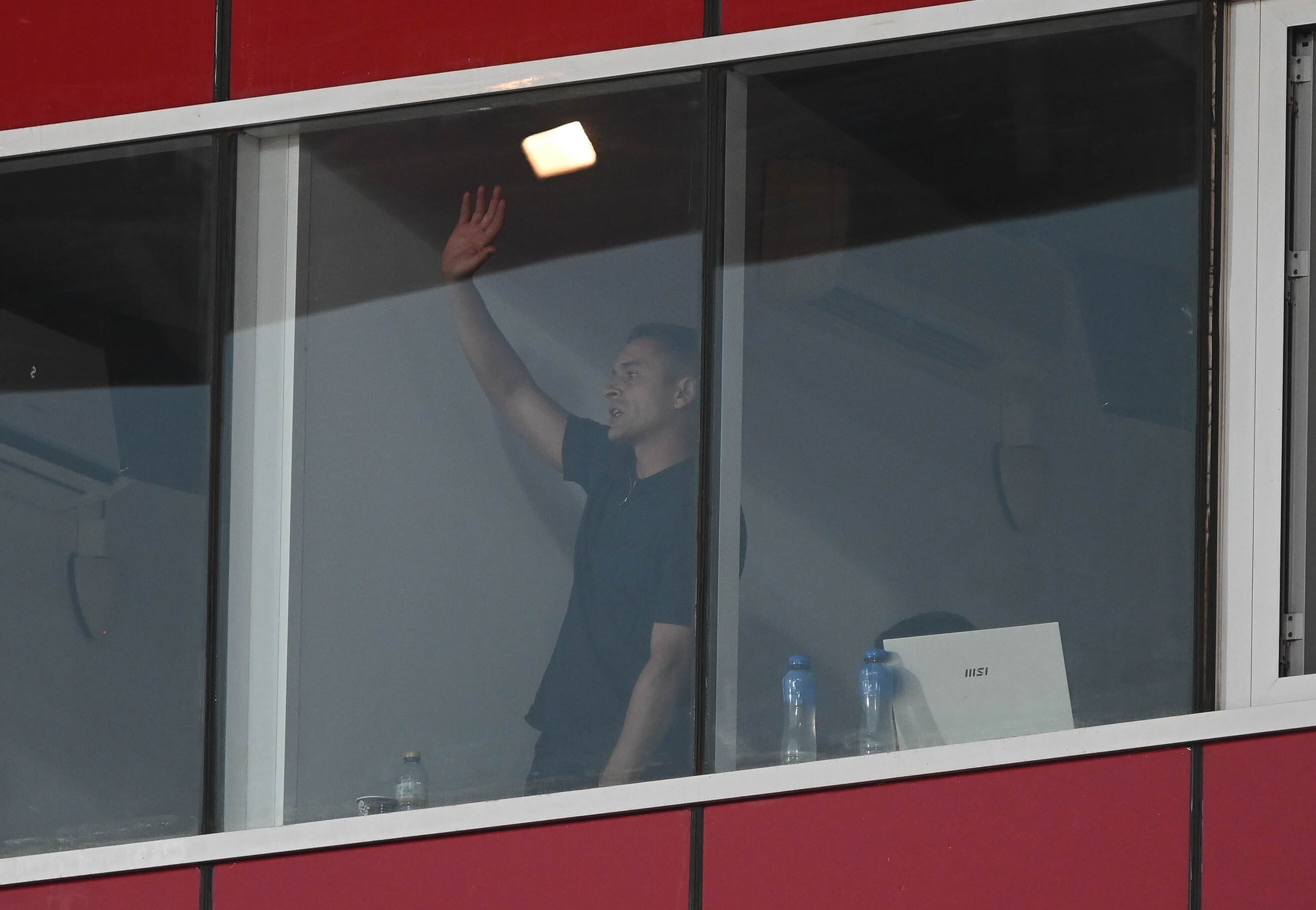 Francisco Rodríguez siguiendo el partido desde una de las cabinas del Mediterráneo.