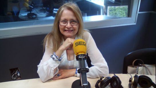 Viviana de Salvador als estudis de la SER a Tarragona.