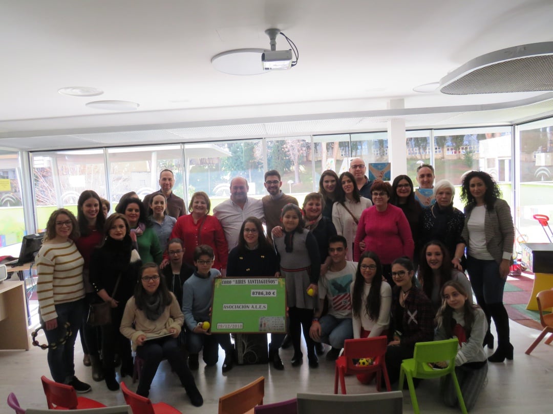 La entrega del dinero recaudado por Aires Santiagueños, se realizó en el Jardín de los Sueños, construido por la asociación ALES en el complejo hospitalario de Jaén