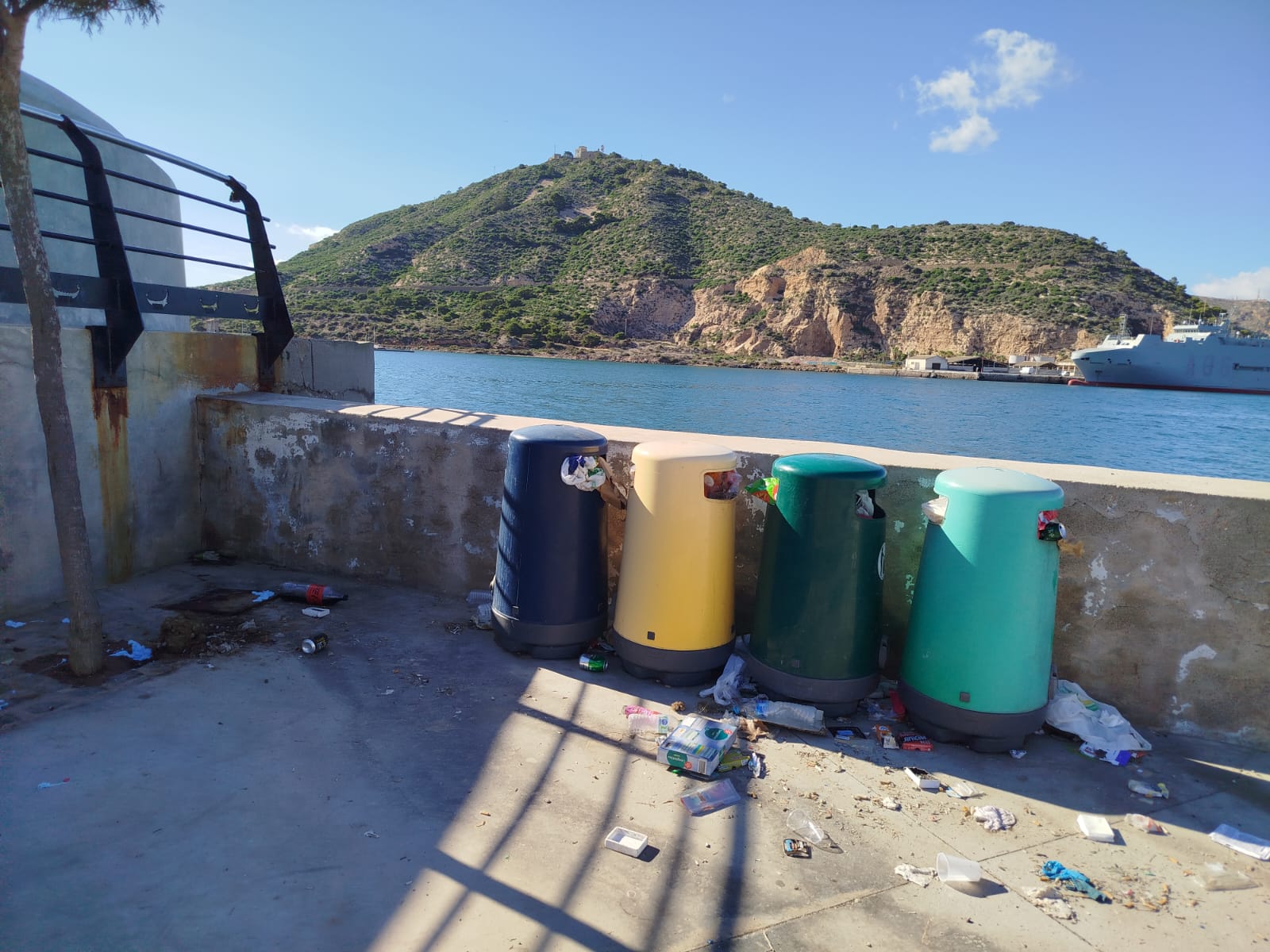 Basura y plagas de ratas afean el entorno del Faro de la Curra