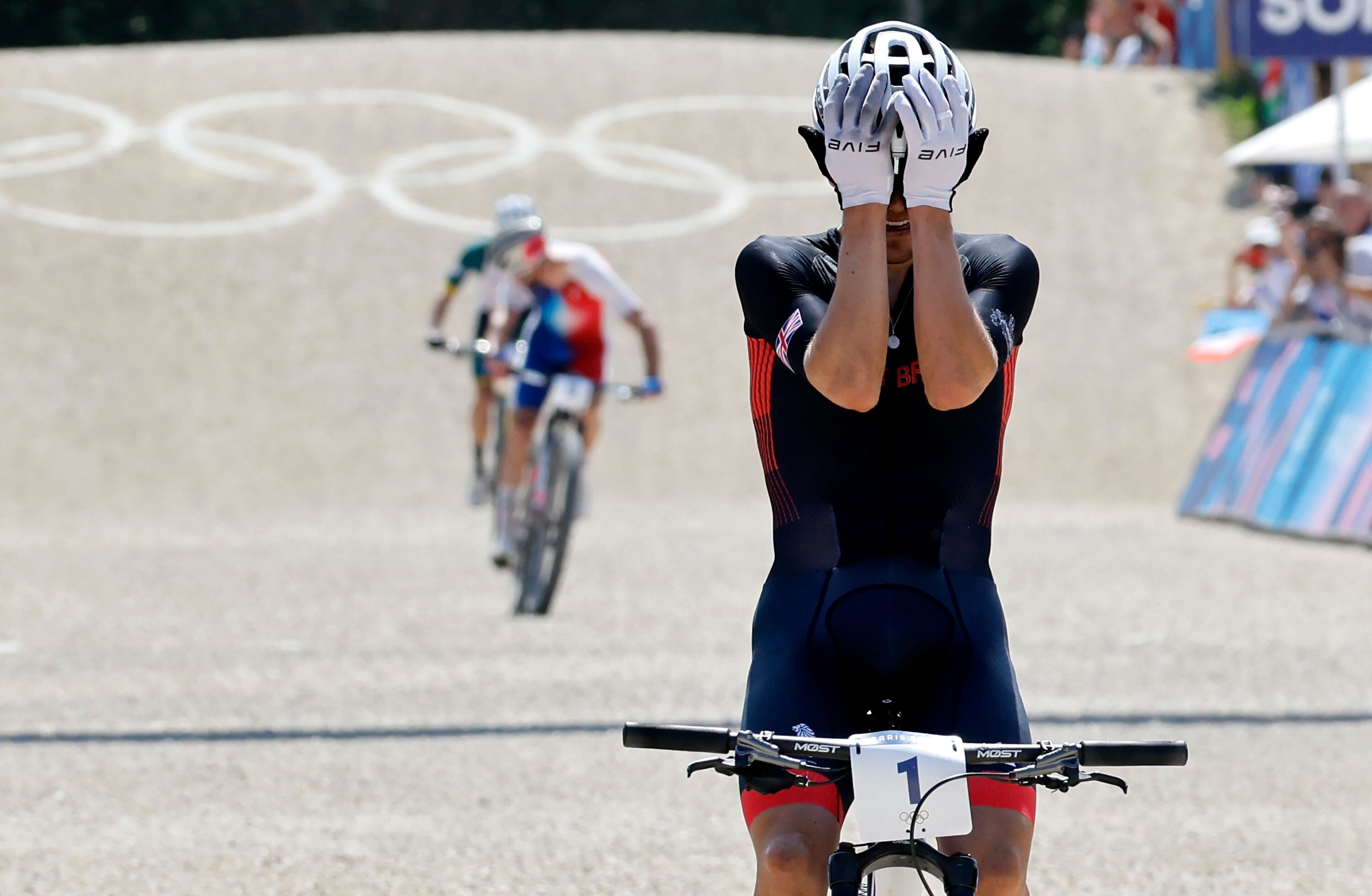 Thomas Pidcock celebra el oro en París 2024