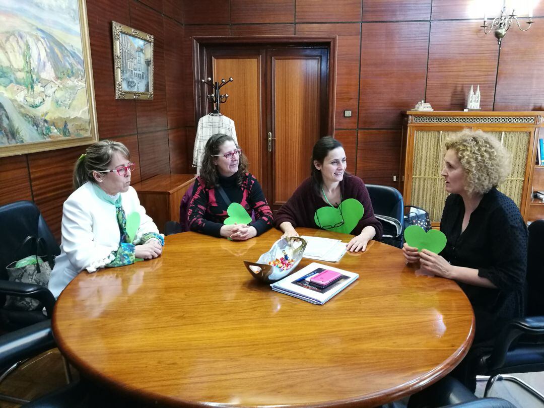 Reunión de los representantes de las asociaciones con la subdelegada Lirio Martín