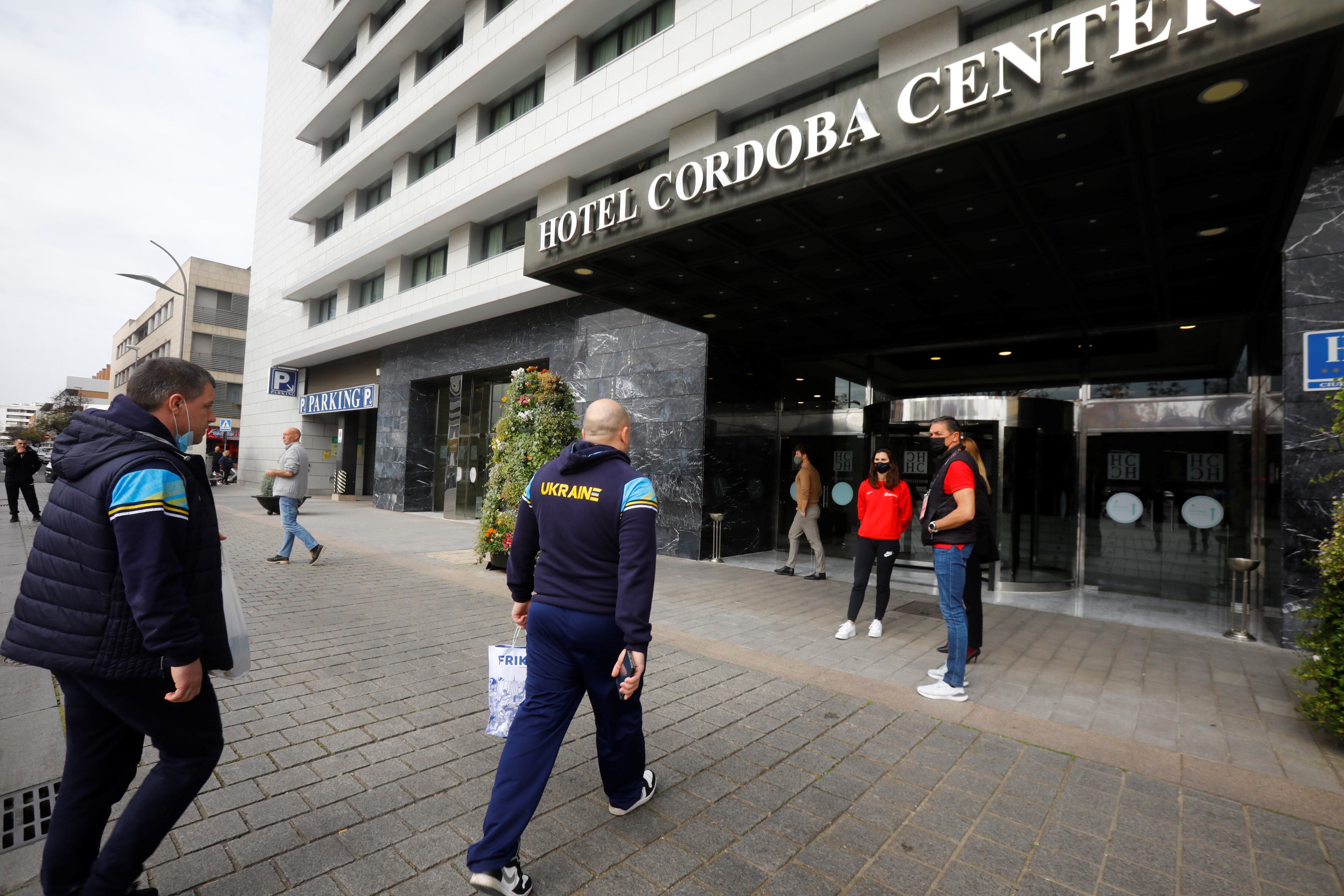 COR01. CÓRDOBA, 24/02/2022.- Parte del equipo técnico de la selección ucraniana entra al hotel donde se encuentran alojados hoy tras suspender su último entrenamiento antes del encuentro que debe disputar este mismo jueves en Córdoba ante España por la crisis bélica que vive su país tras el ataque de Rusia. EFE/Salas
