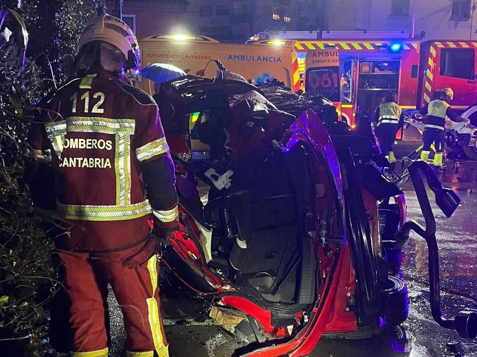 Efectivos del 112 Cantabria actúan en el lugar del accidente.