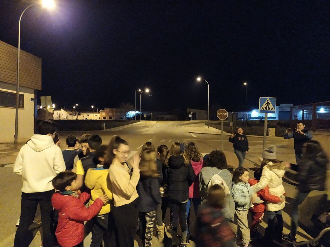 Imagen de los niños esperando ver los campamentos. Archivo