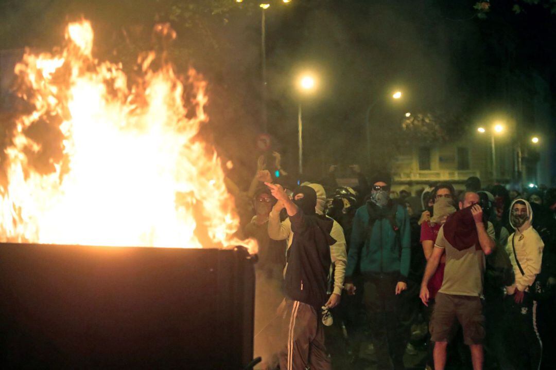 Manifestans protestant als voltants de la plaça Catalunya