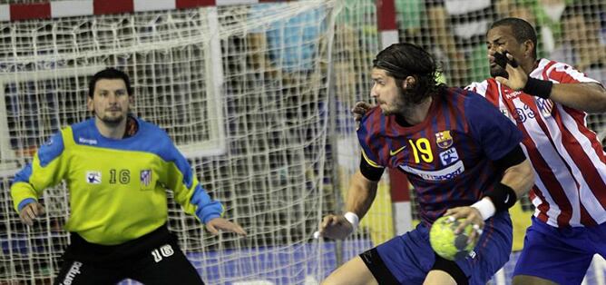 El lateral húngaro F.C. Barcelona Intersport Laszlo Nagy trata de lanzar ante el defensor francés del BM Atlético de Madrid Didier Dinart durante el partido correspondiente a la vigésimo octava jornada de la liga Asobal. A pesar de la victoria rojiblanca,