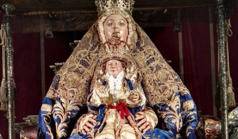 La patrona de Sevilla, la Virgen de los Reyes, en su palio de tumbilla con el manto azul con el que está presidiendo la novena en su honor.