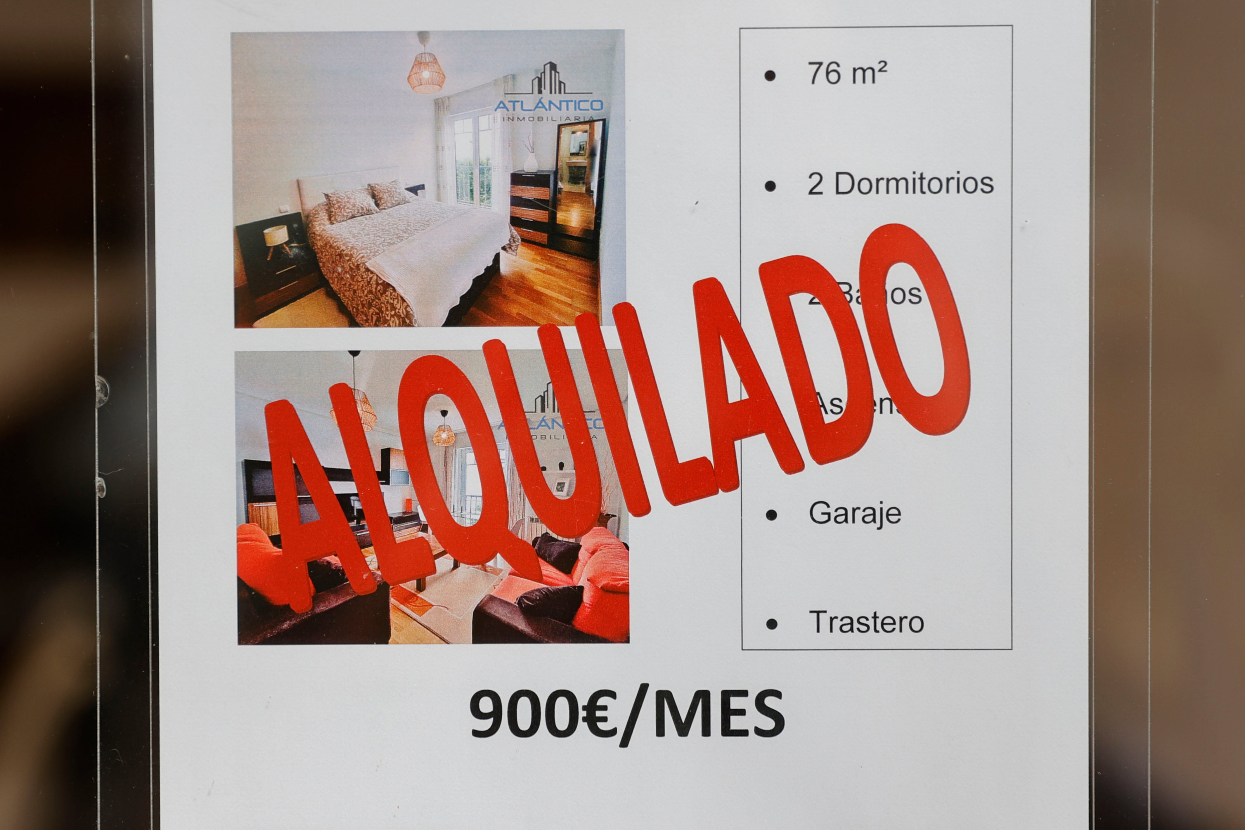 Anuncios de viviendas en venta y alquiler en una inmobiliaria