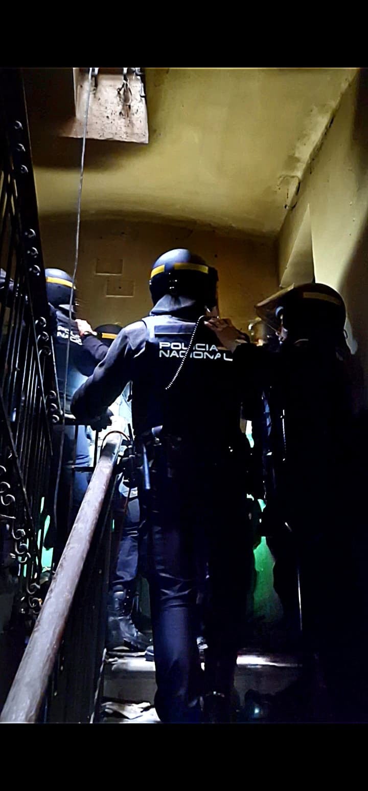 Momento del registro en la vivienda donde habitaban los detenidos