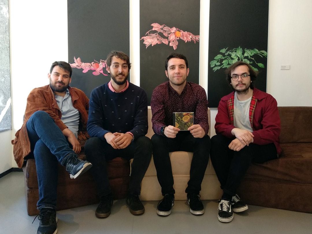 Los integrantes de Gente Terrible, la banda ganadora del Concurso de Maquetas de 40 Principales Asturias y el Insistuto Asturiano de la Juventud, posan con su CD Serondaya.