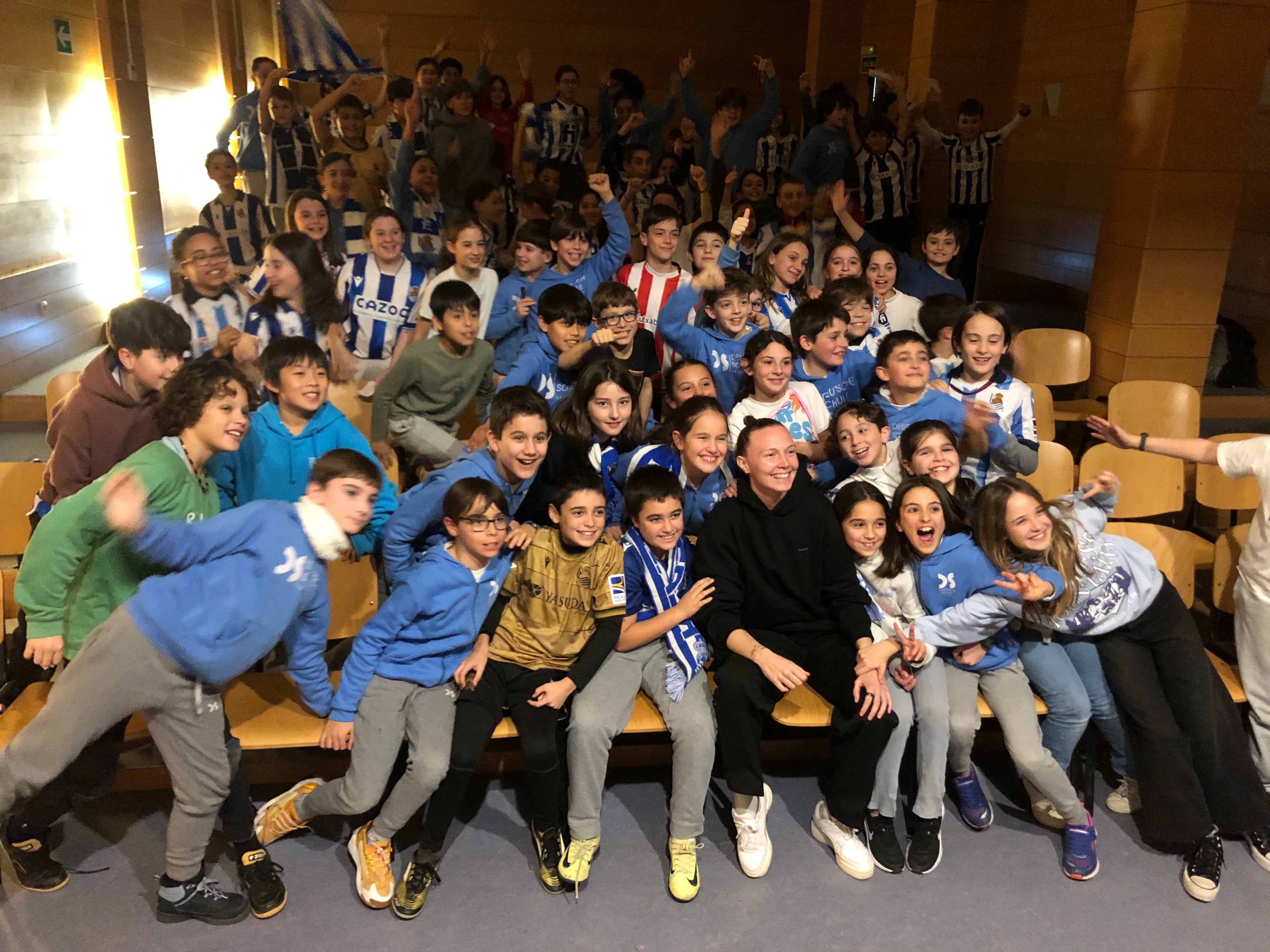 Sanni Franssi con los niños y niñas del colegio Deutsche Shule.