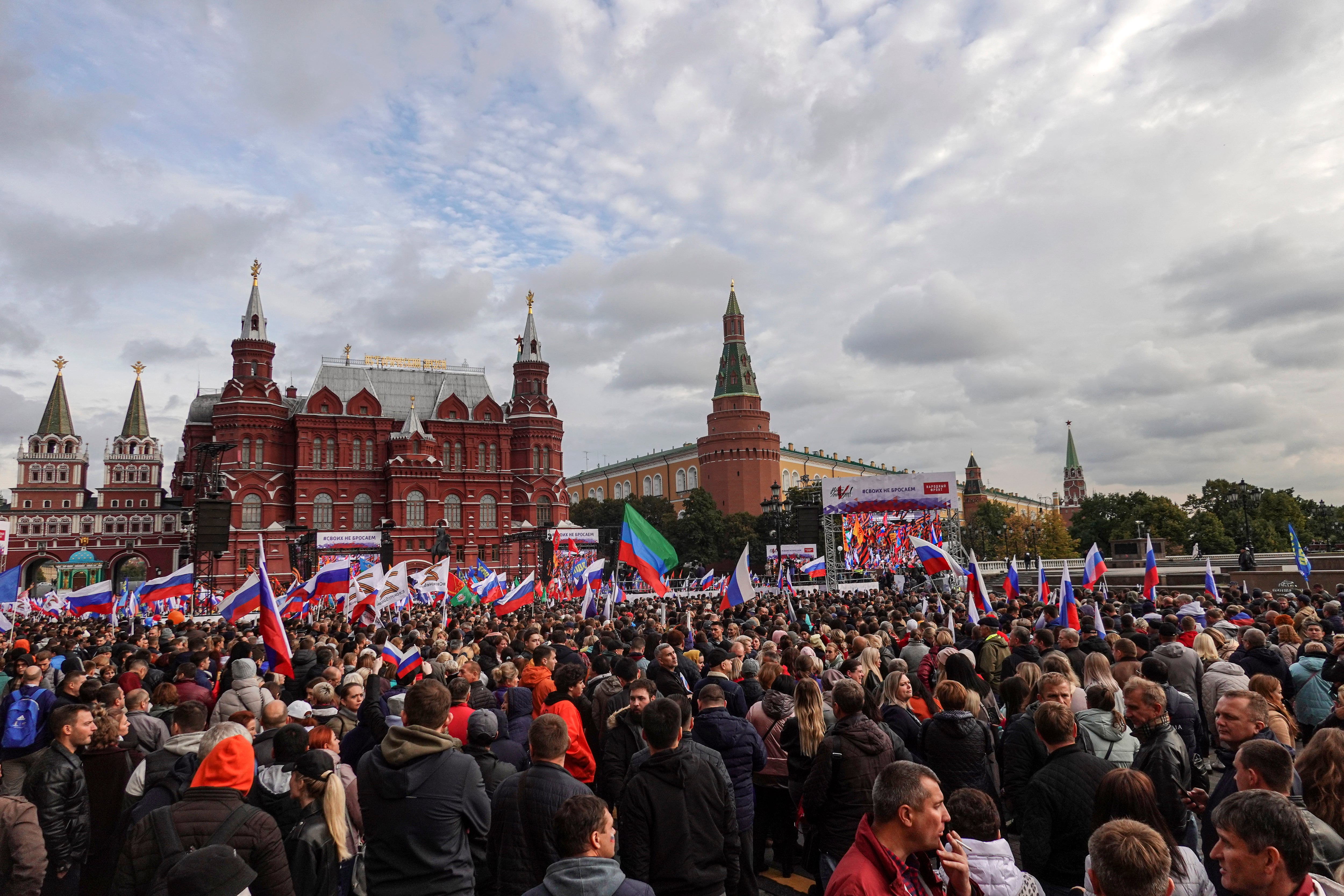 Personas participan en una manifestación en apoyo a la adhesión de la región de Donbass a la Federación Rusa.