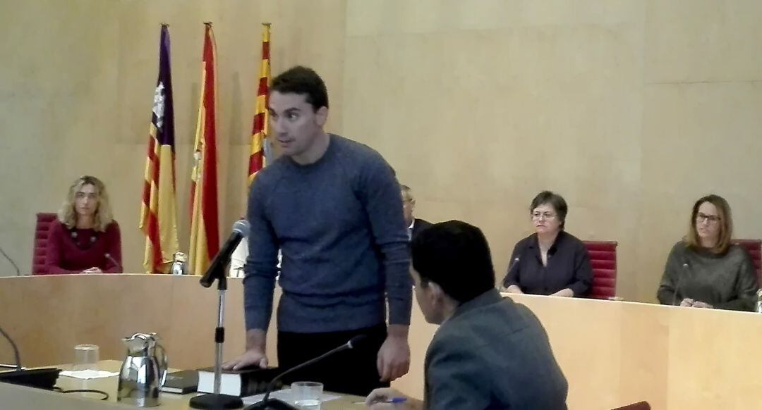 El nuevo conseller Aram Ortega prometió su cargo en el pleno extraordinario de este miércoles.