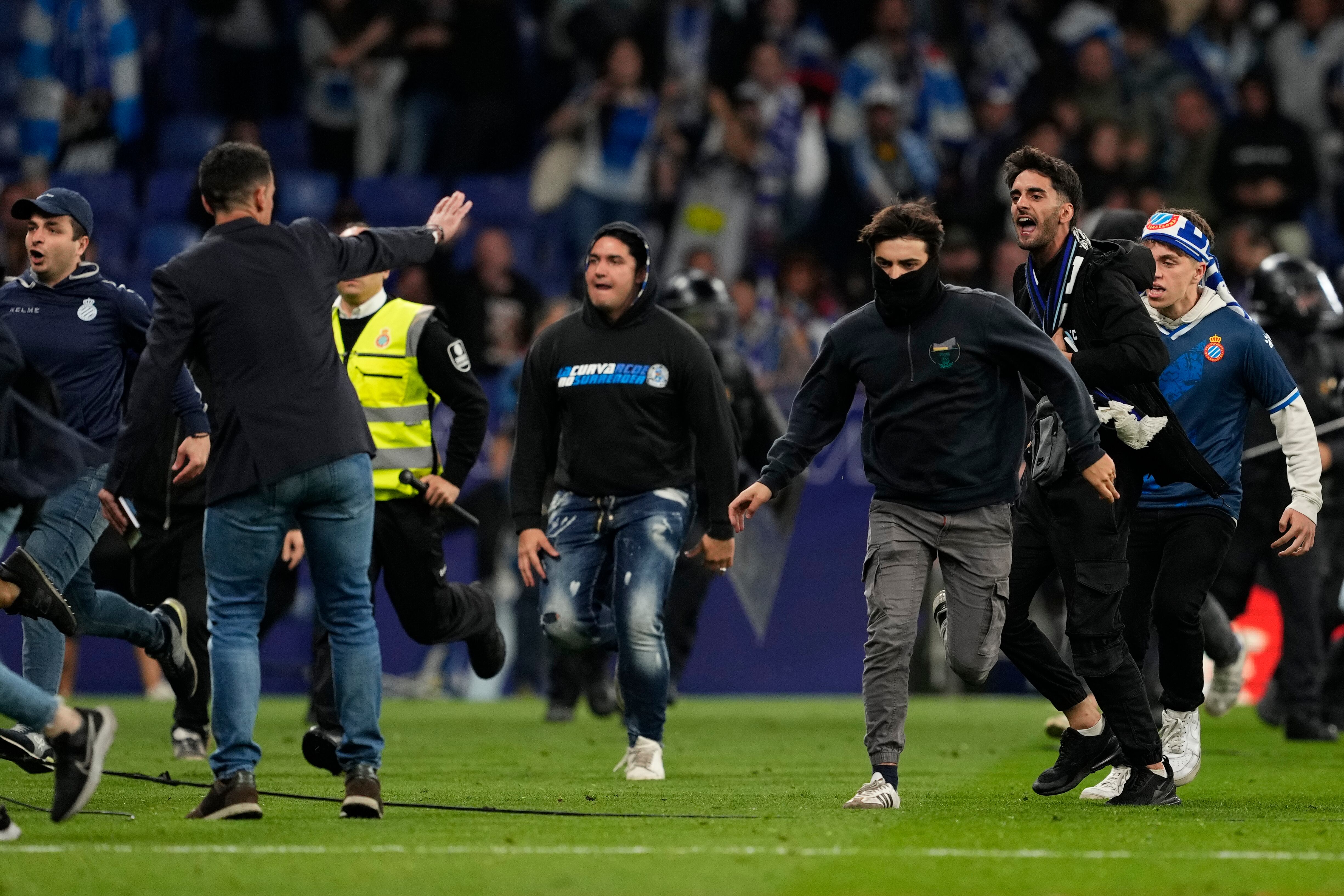 Cientos de aficionados invaderon el campo al término del partido que el RCD Espanyol y el FC Barcelona