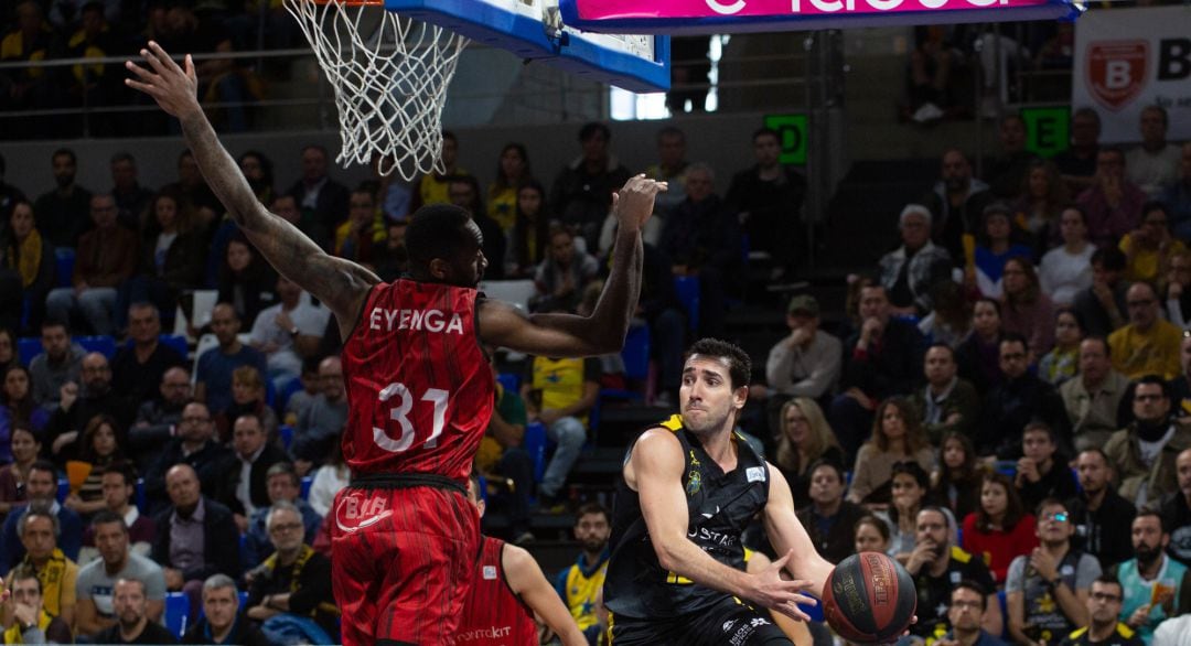 El fuenlabreño Eyenga (31) intenta impedir la penetración de Ferrán Bassas, del Iberostar Tenerife, en el partido oficial de la temporada pasada.