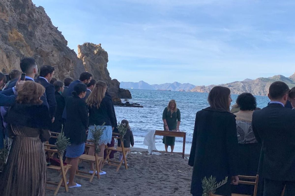 Cala Cortina acoge su primera boda en la playa