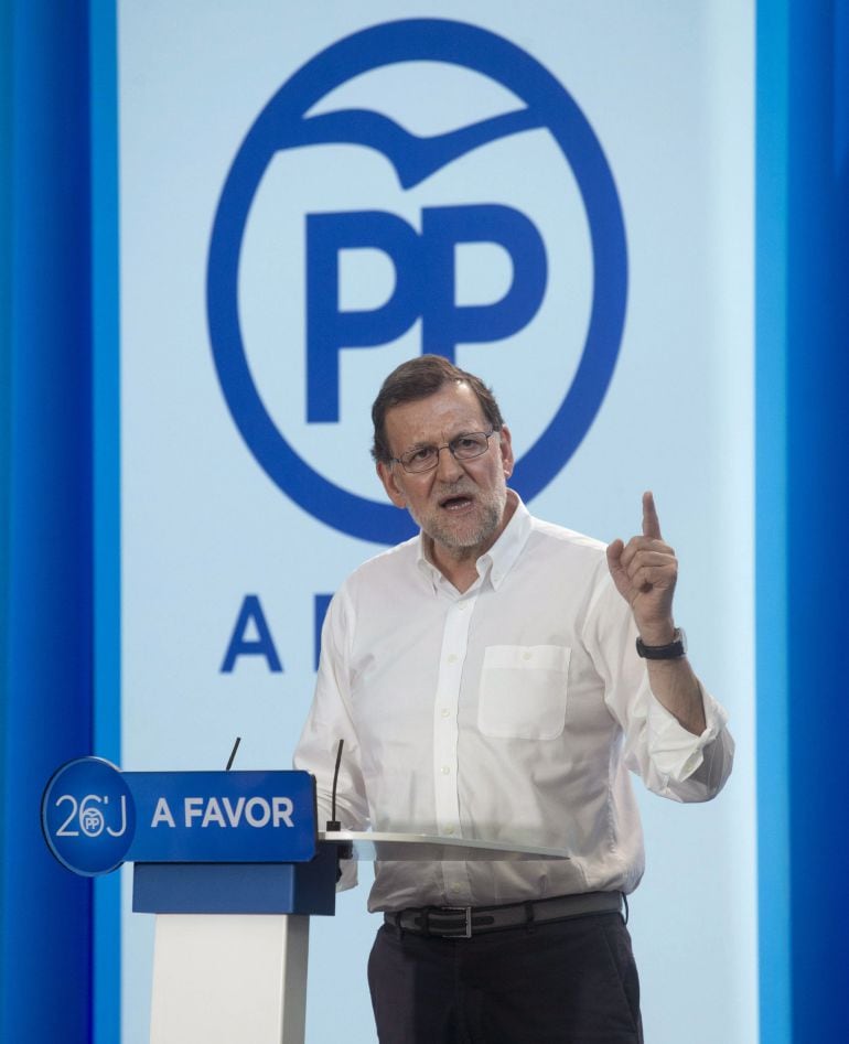 El presidente del Gobierno en funciones y presidente del PP, Mariano Rajoy, durante su intervención en el acto del partido con dirigentes y militantes de Murcia, hoy en Auditorio Regional de Murcia. EFE-Marcial Guillén