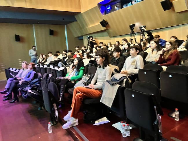 Alumnes de 4art d'ESO i 1er de Batxillerat del col·legi Sant Jaume-Les Heures, entre el públic assistent a l'Amb Veu de Dona de SER Lleida d'aquest 2025.