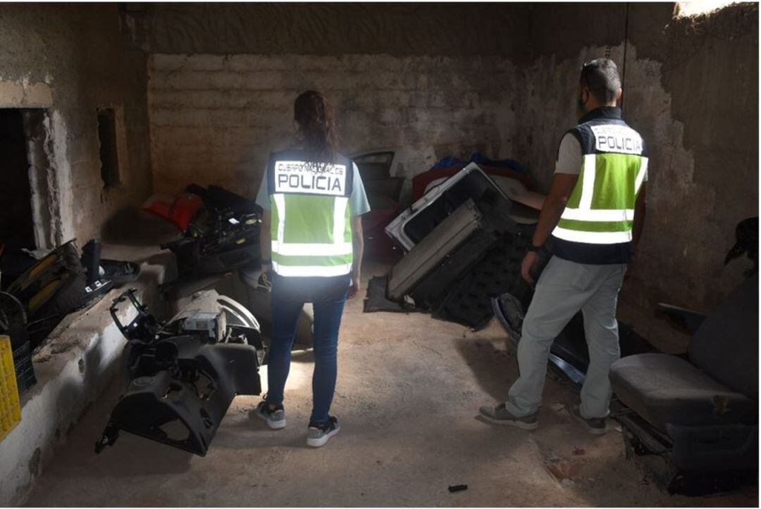 Se practicaron cinco registros en los que se intervinieron multitud de piezas pertenecientes a doce vehículos robados, tres coches robados sin desguazar y una motocicleta