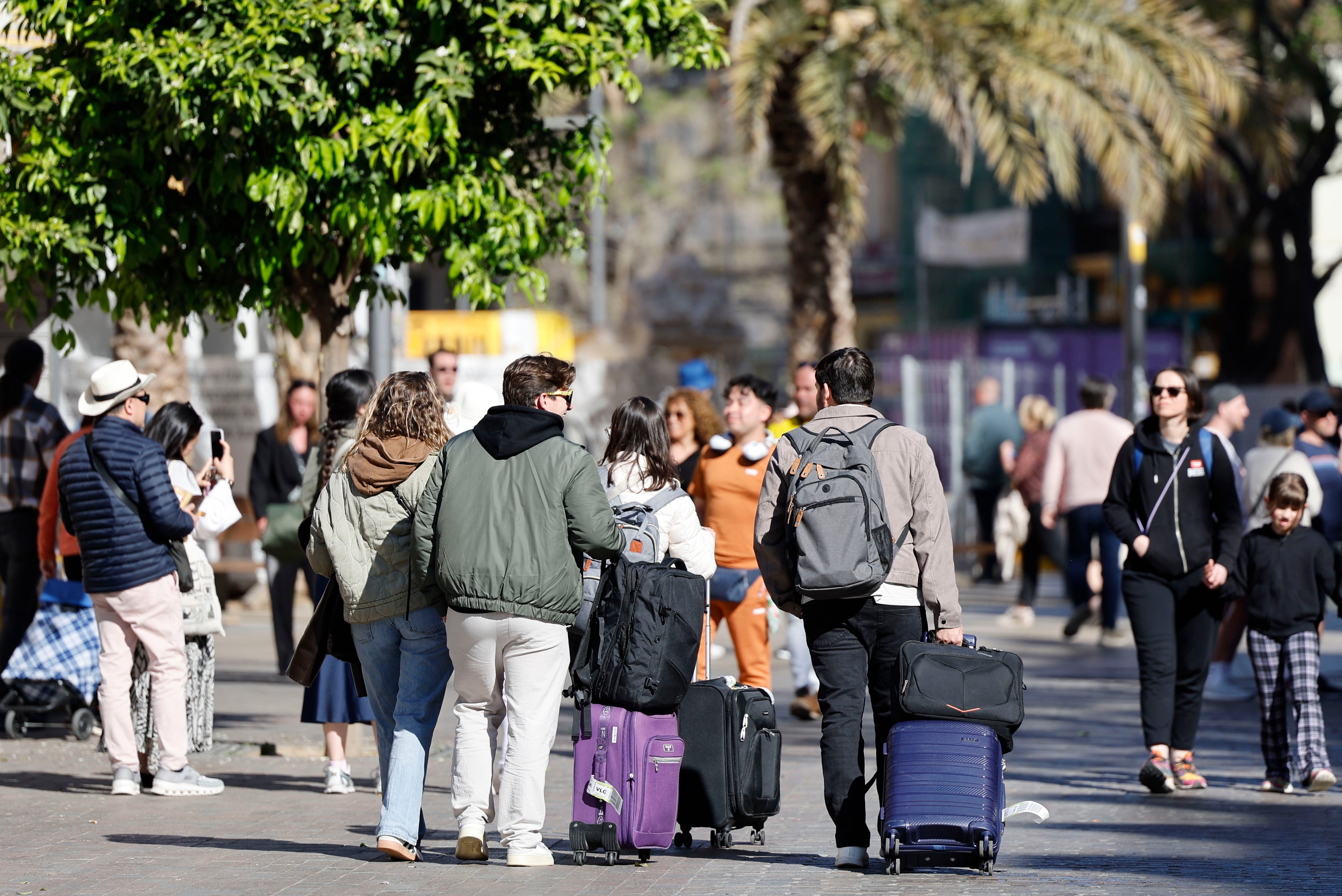 VALÈNCIA, 06/04/2026.- Numerosos turistas en el centro de València durante ese lunes que se presenta con tiempo estable y altas temperaturas en la mayor parte de España. EFE/ Ana Escobar