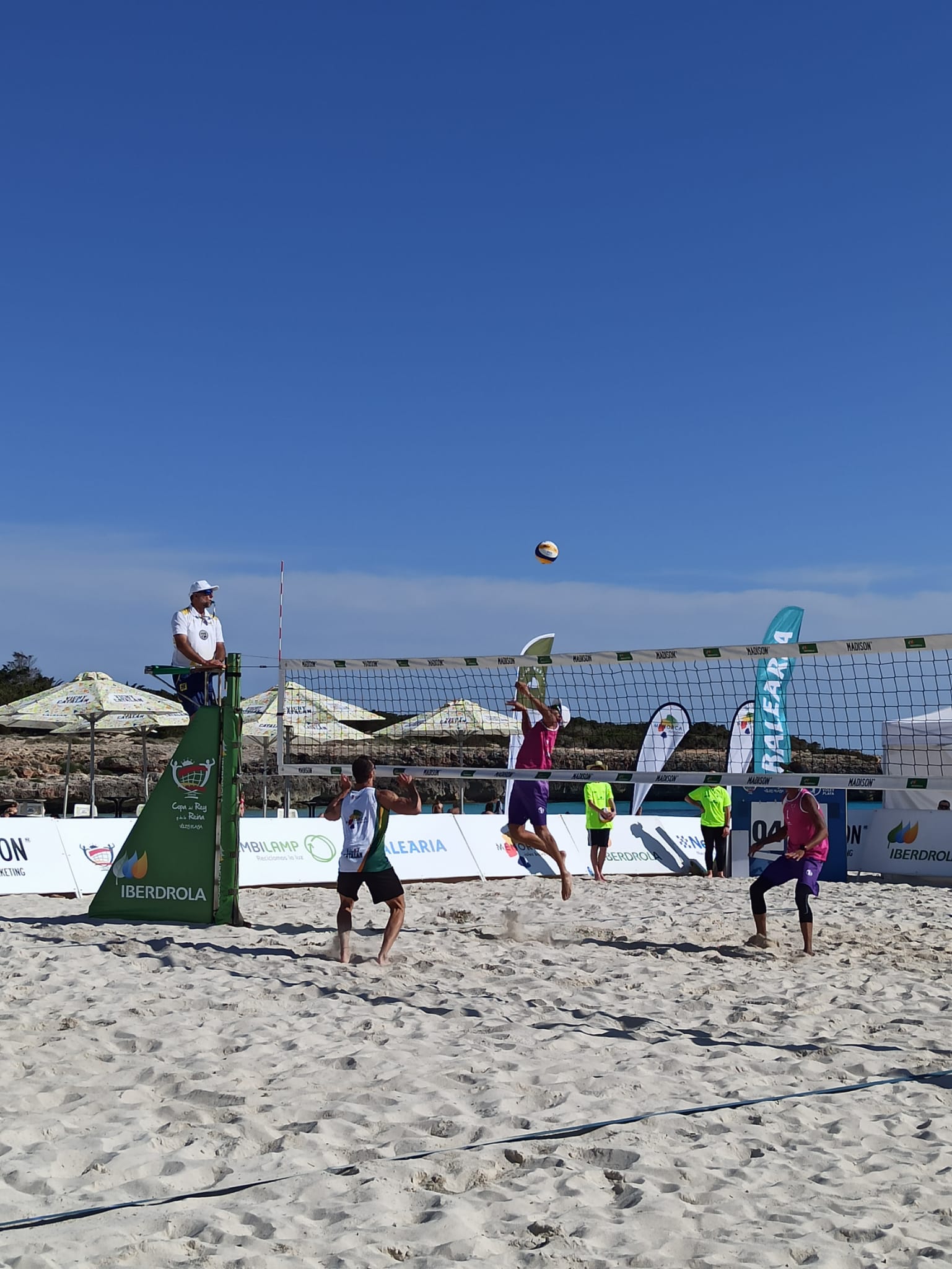 La Copa del Rey y de la Reina de vóley playa disputa hoy sus eliminatorias clave.