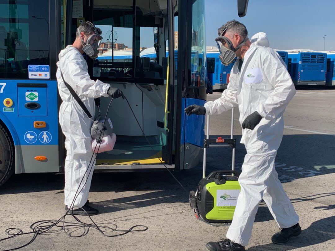 Trabajos de desinfección en los autobuses de la EMT