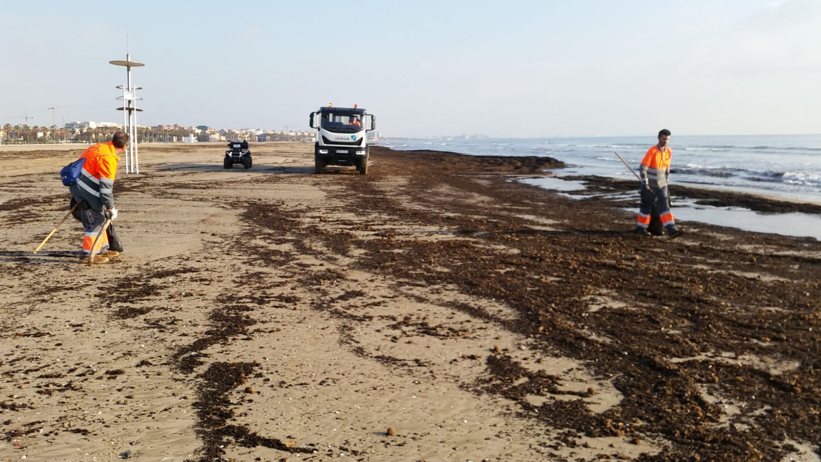 Operatios limpian una de las playas de València. Fuente: gabinete del Ayuntamiento