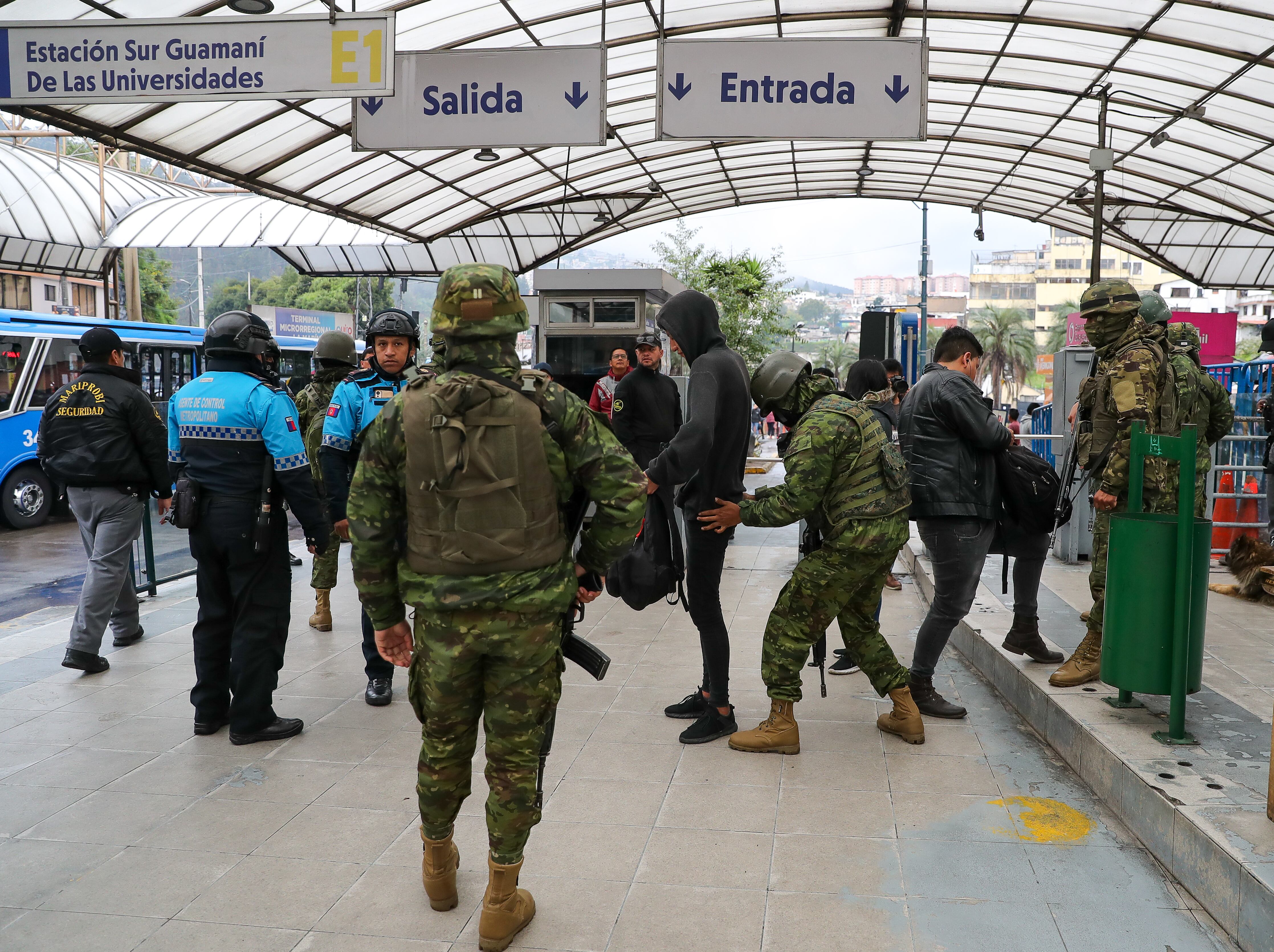 AME8898. QUITO (ECUADOR), 12/01/2024.- Militares requisan a varios hombres en un operativo de control en la estación central de transporte público La Marin hoy, en Quito (Ecuador). Ecuador vive una crisis de seguridad y violencia extrema que ha llevado al presidente del país, Daniel Noboa, a decretar el estado de excepción, declarar la existencia de un conflicto armado interno y ordenar a la Fuerza Pública que adelante operativos de seguridad y control en distintos puntos del país. En las calles aún persiste el temor a nuevos atentados y actos violentos como los ocurridos el martes que incluyeron el secuestro y asesinato de policías, el estallido e incendio de automóviles y el asalto armado a un canal de televisión en la ciudad de Guayaquil. EFE/ José Jácome
