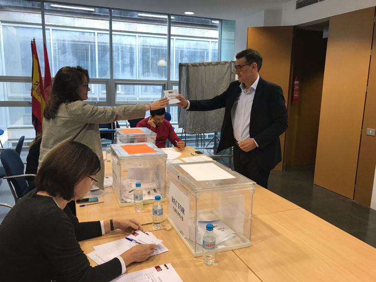 José Luján, votando en la jornada electoral de ayer.