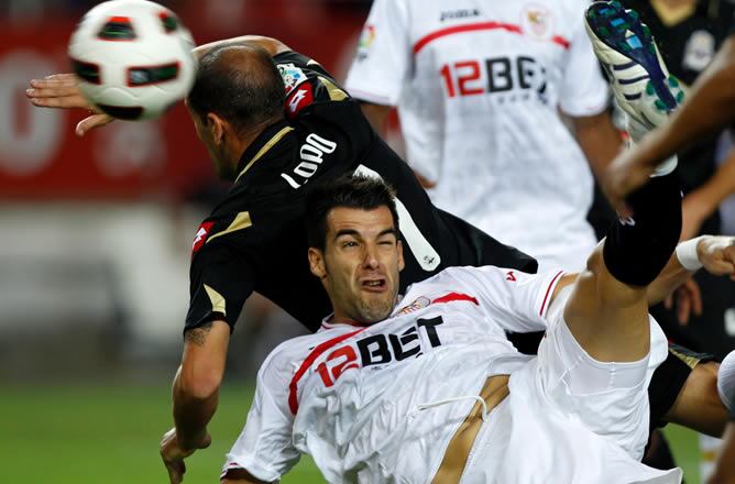 Álvaro Negredo y Diego Daniel Colotto pelean por un balón en el Sevilla 0 - Deportivo 0 de la segunda jornada de la Liga BBVA