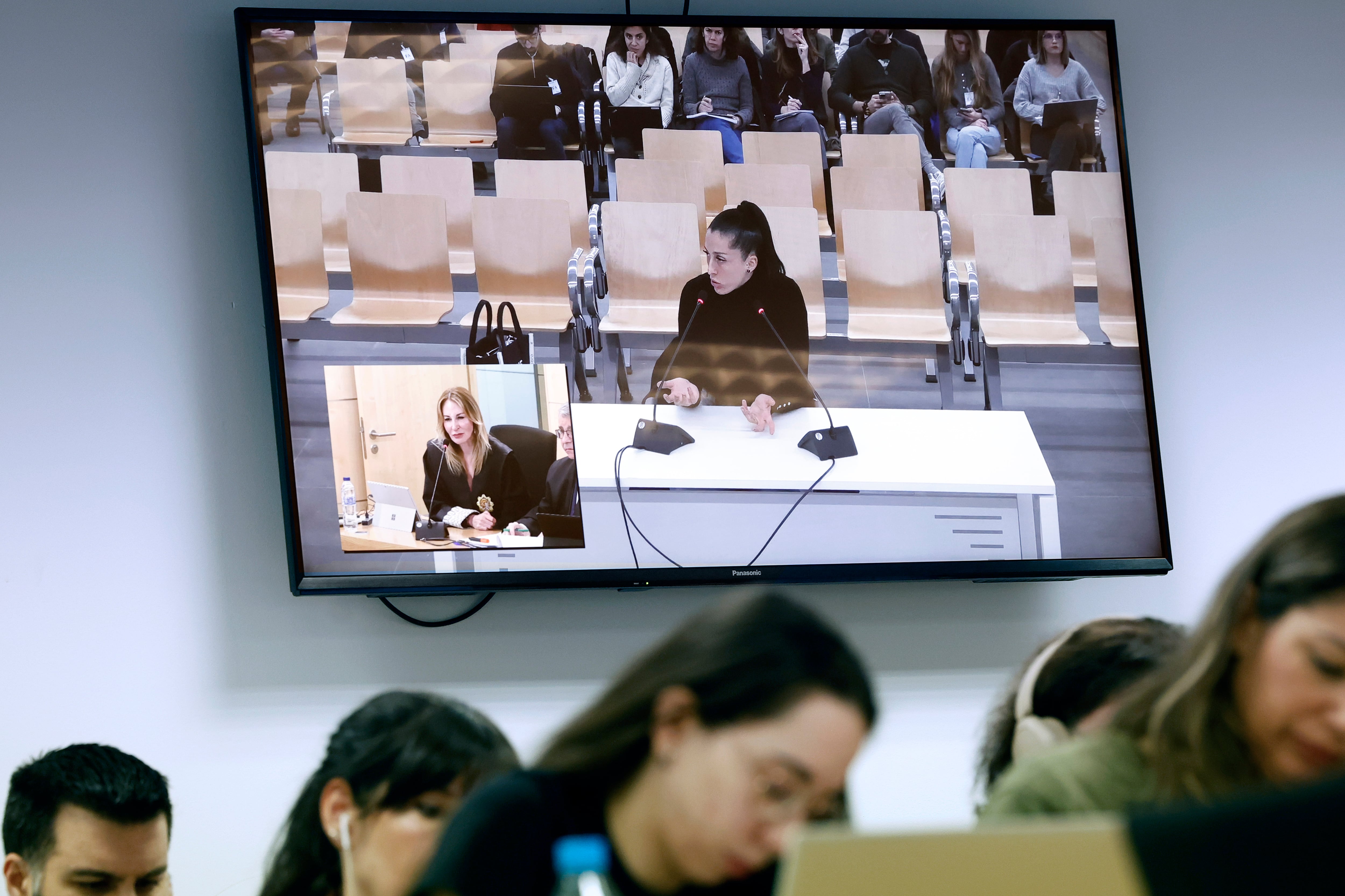 La futbolista Jenni Hermoso en una pantalla de la sala de prensa de la Audiencia Nacional. EFE/Chema Moya