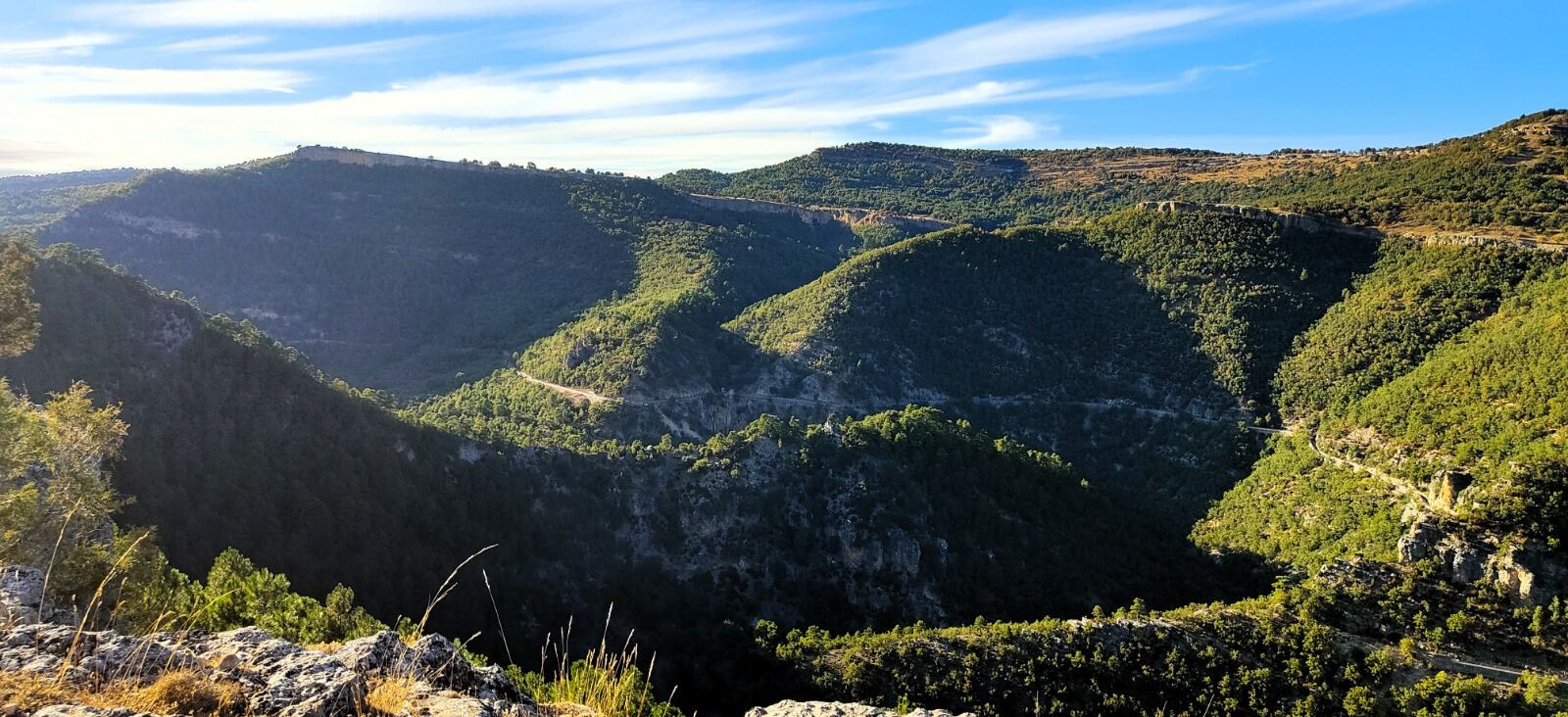 El canal del Salto de Villalba corta el paisaje de la Serranía de Cuenca.
