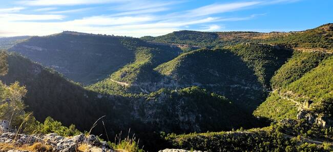 El canal del Salto de Villalba corta el paisaje de la Serranía de Cuenca.