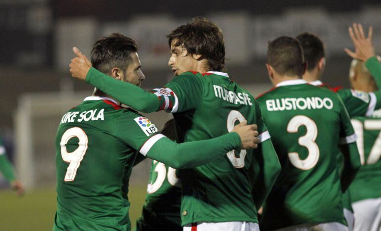 Los futbolistas del Athletic celebran el primer gol ante la Balompédica Linense