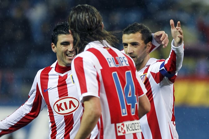 El centrocampista portugués del At. de Madrid, Simao Sabrosa (d), celebra con sus compañeros, el brasileño Filipe Luis (c) y Reyes, el primer gol del equipo rojiblanco, durante el encuentro correspondiente a la ida de los octavos de final de la Copa del Rey, que les enfrenta esta noche al Espanyol en el estadio Vicente Calderón