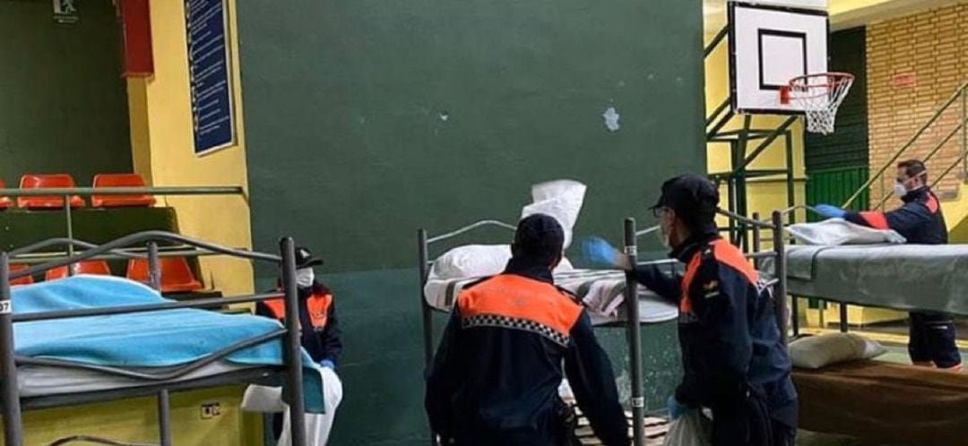 Miembros de Protección Civil acondicionan un albergue. Foto de archivo.