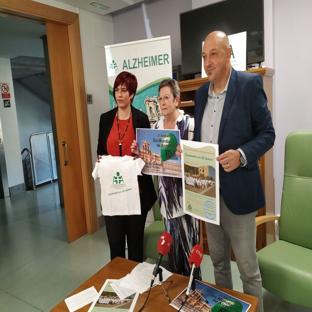 Presentación de los actos del día del Alzheimer, con Magdalena Hernández, en el centro.