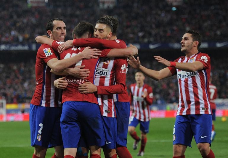 Los jugadores del Atlético celebran un gol en el Calderón