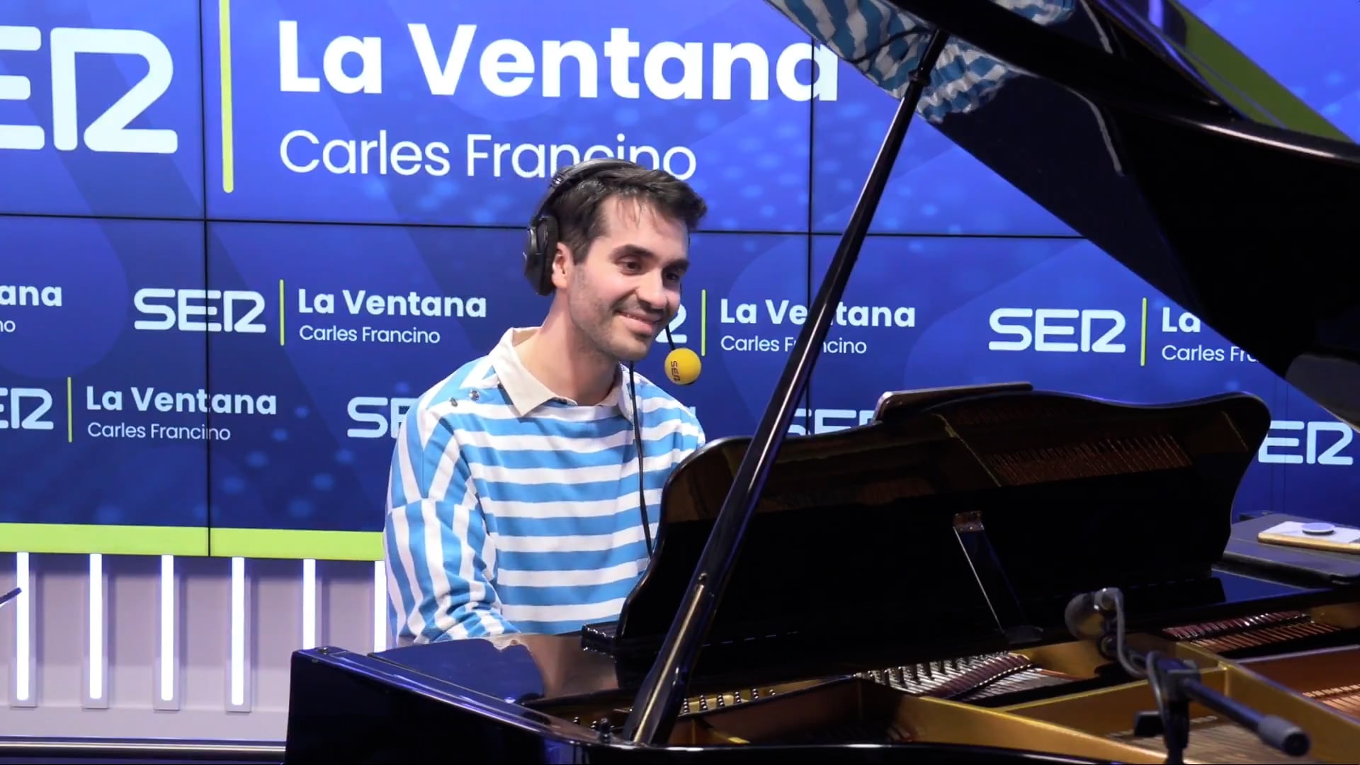 Juan Pérez Floristán tocando el piano en la Cadena SER.