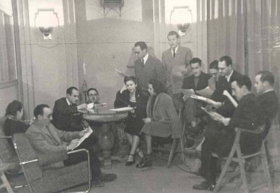 El cuadro de actores de Radio Madrid, en los años 40, ensayando en presencia de Robert Kieve.