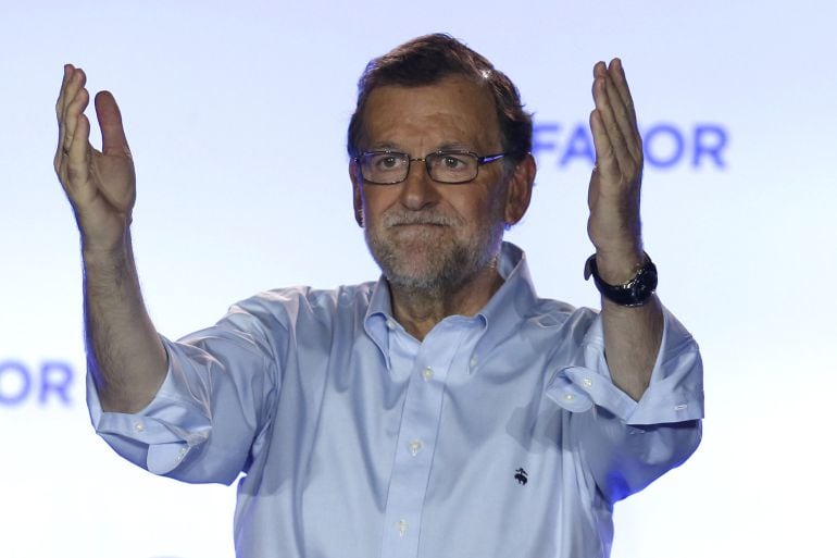  El presidente del Gobierno en funciones y líder del PP, Mariano Rajoy, durante su comparecencia ante los simpatizantes en el exterior de la sede del partido