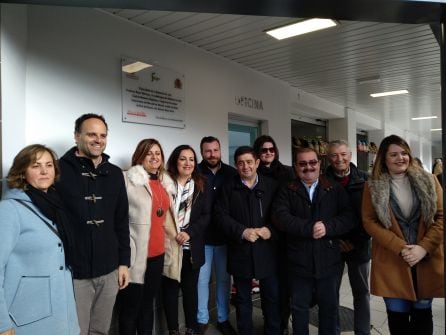 El presidente de la Diputación, la subedelegada de Gobierno, alcaldesa y concejales posan junto a la placa conmemorativa